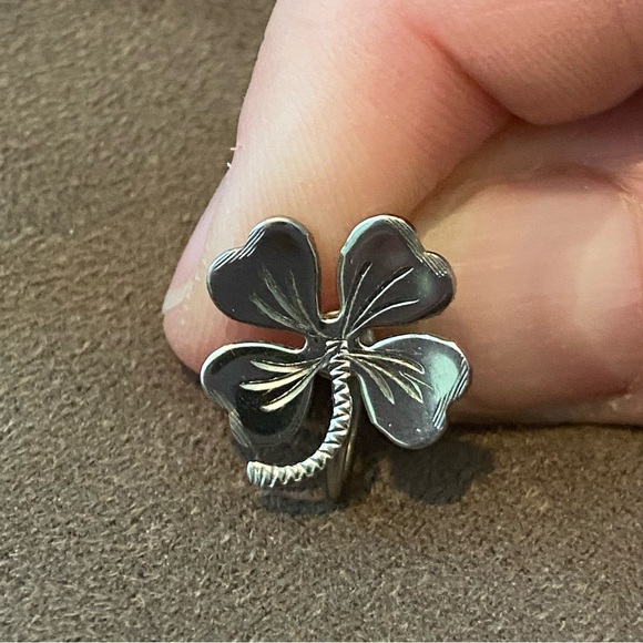 Vintage Four Leaf Clover Screw-on Earrings - Picture 2 of 6